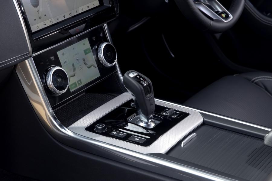Детали интерьера Jaguar XE P300 R-Dynamic 2019 года  (AU) (фото 15 из 40)